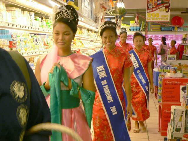 112- Les miss defilent dans le supermarche 